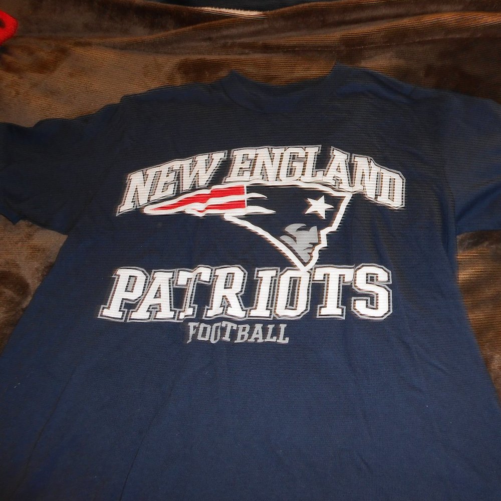 NWT New England Patriots Mens T-Shirt Size Small Team Apparel